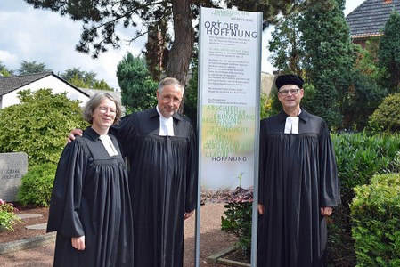 Die Geistlichen bei der 200-jährige Bestehen des jetzigen Friedhofes in Wickrathberg